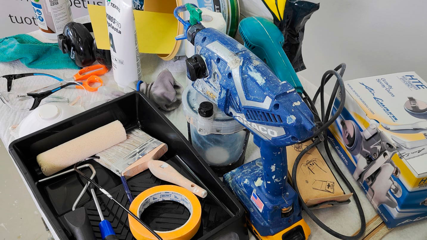 Kalustepintojen ruisku- ja sivelymaalaus