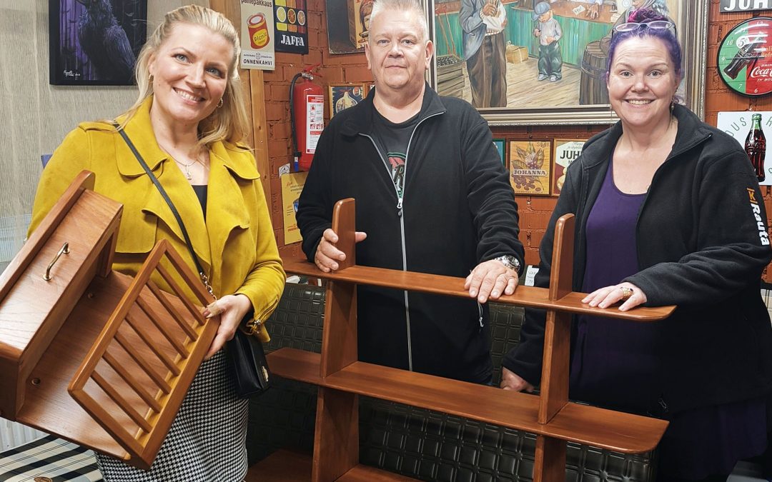 Hirvaskankaan huutokauppahuoneen Heli ja Aki tilasivat Proremontin Jonnalta kalusteiden entisöintityön