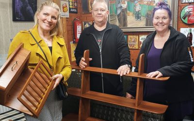 Hirvaskankaan huutokauppahuoneen Heli ja Aki tilasivat Proremontin Jonnalta kalusteiden entisöintityön